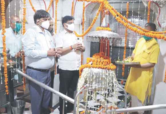 कोरोना की तीसरी लहर से बचाने को मेयर व नगरायुक्त ने की पूजा
