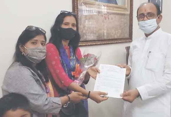 महिला शिक्षिकाओं ने सांसद को सौंपा ज्ञापन