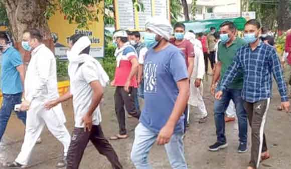 बाबा बंसी वाले की अस्थियों को लेकर दो पक्षों में चले लाठी-डंडे व हथियार