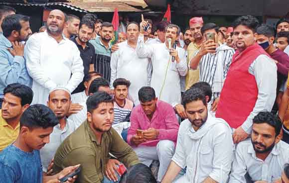 जिला पंचायत व ब्लाक प्रमुख चुनाव में धांधली के खिलाफ सडक़ पर उतरे सपाई, सौंपा ज्ञापन