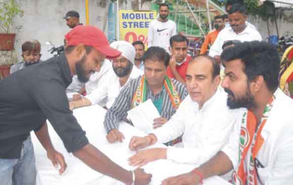 बढ़ती महंगाई के खिलाफ कांग्रेसियों ने चलाया हस्ताक्षर अभियान