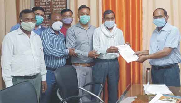 इरीगेशन डिपार्टमेंट के कर्मचारियों ने अधीक्षण अभियंता को सौंपा ज्ञापन