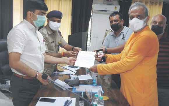 डीएम-एसएसपी को ज्ञापन सौंपकर की कांवड़ यात्रा स्थगित रखने की मांग