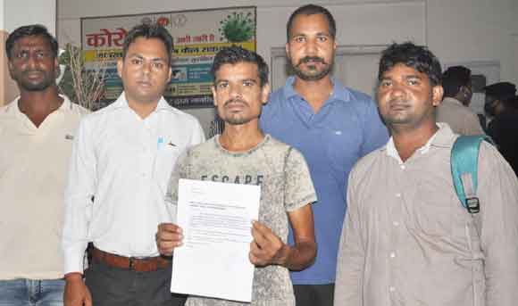 नियुक्ति पत्र जारी करने की मांग को लेकर डीएम से मिले चयनित अभ्यर्थी