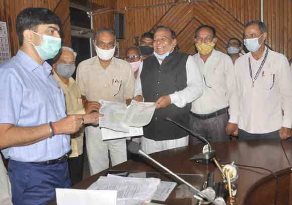 हाईकोर्ट बैंच की स्थापना की मांग को लेकर अधिवक्ताओं ने सौंपा ज्ञापन