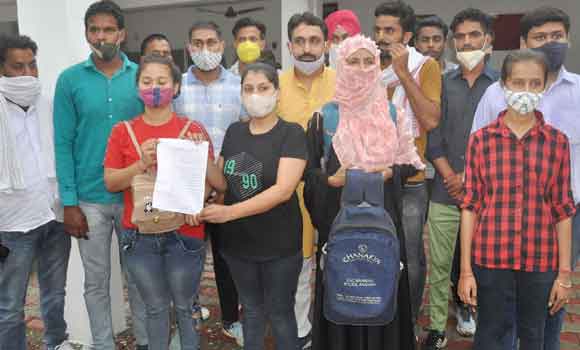 कोचिंग संचालकों के खिलाफ एसएसपी को सौंपा ज्ञापन