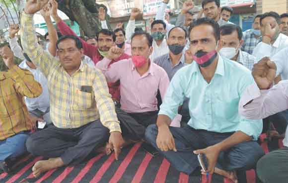 स्थानांतरण के विरोध में स्वास्थ्य लिपिकों ने नारेबाजी कर दिया धरना