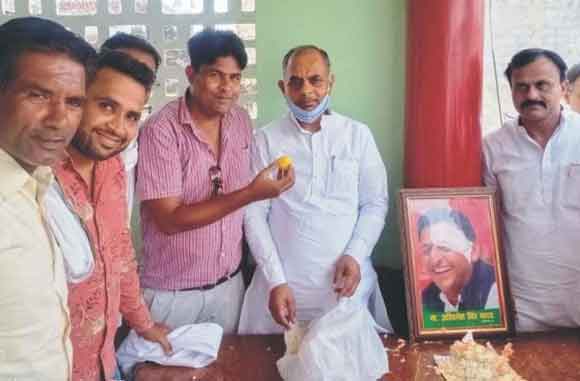 सपाइयों ने केक काटकर मनाया अखिलेश यादव का जन्मदिन