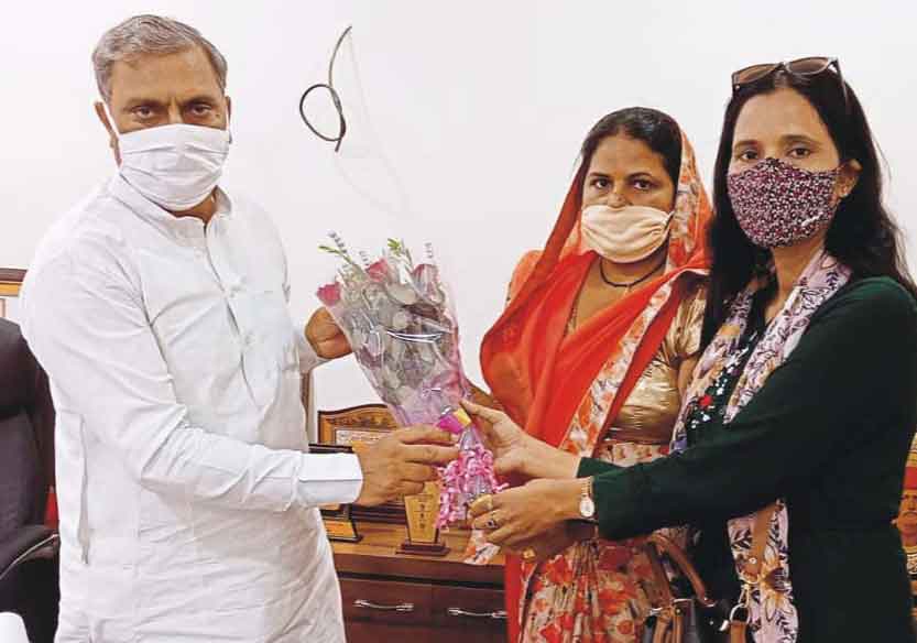 विधायकों को ज्ञापन सौंपकर की शासनादेश जारी कराने की मांग