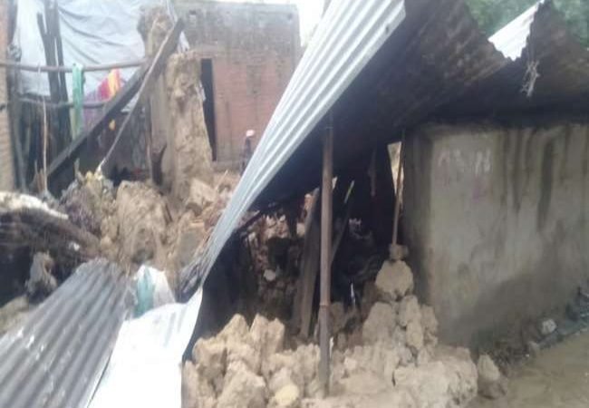 सीतापुर में बारिश से ढही दीवारें, एक ही परिवार के चार लोगों समेत सात ने दम तोड़ा