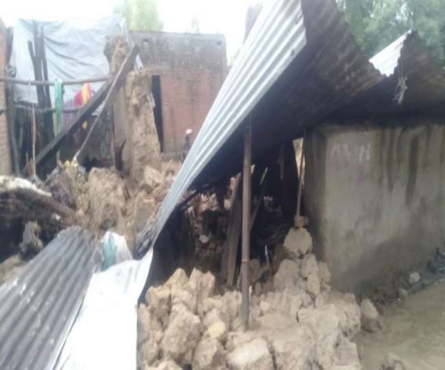 सीतापुर में बारिश से ढही दीवारें, एक ही परिवार के चार लोगों समेत सात ने दम तोड़ा