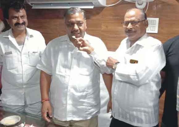 केक काटकर मनाया भाजपा महानगर अध्यक्ष का जनमदिन