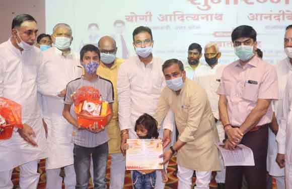 मुख्यमंत्री बाल सेवा योजना के लाभार्थियों को बांटे प्रमाण पत्र
