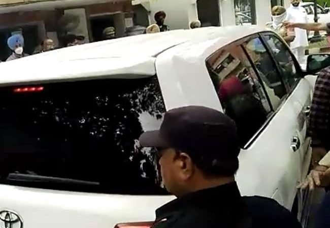 LIVE: सीएम कैप्टन अमरिंदर सिंह की टी पार्टी में पहुंचेे नवजोत सिंह सिद्धू, ताजपोशी समारोह आज