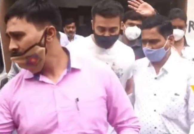 Raj Kundra Case: शिल्पा शेट्टी के पति राज कुंद्रा को झटका! अश्लील फ़िल्म केस में अदालत ने 27 जुलाई तक बढ़ाई पुलिस कस्टडी