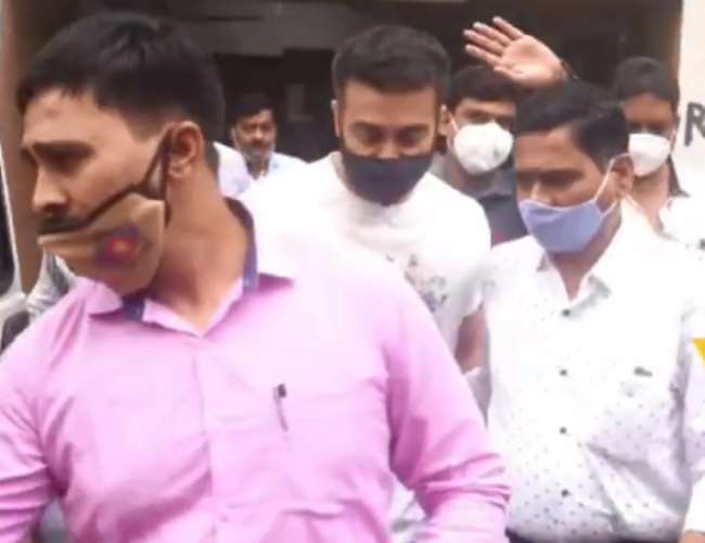 Raj Kundra Case: शिल्पा शेट्टी के पति राज कुंद्रा को झटका! अश्लील फ़िल्म केस में अदालत ने 27 जुलाई तक बढ़ाई पुलिस कस्टडी