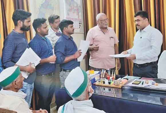 सेवा समाप्ति के विरोध में अवर अभियंताओं ने सौंपा ज्ञापन