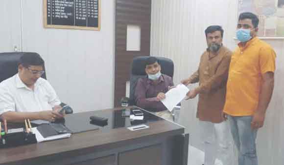 ग्राम पंचायत सचिवों के खिलाफ डीपीआरओ को सौंपा ज्ञापन