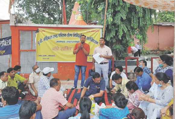 स्वास्थ्य लिपिकों के धरने को सिंचाई विभाग के कर्मचारियों ने दिया समर्थन