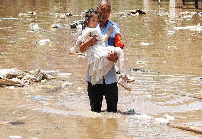 इन-फा तूफान की दस्तक से थमा चीन, ट्रेनें रद; स्कूल और बाजार बंद करने का आदेश
