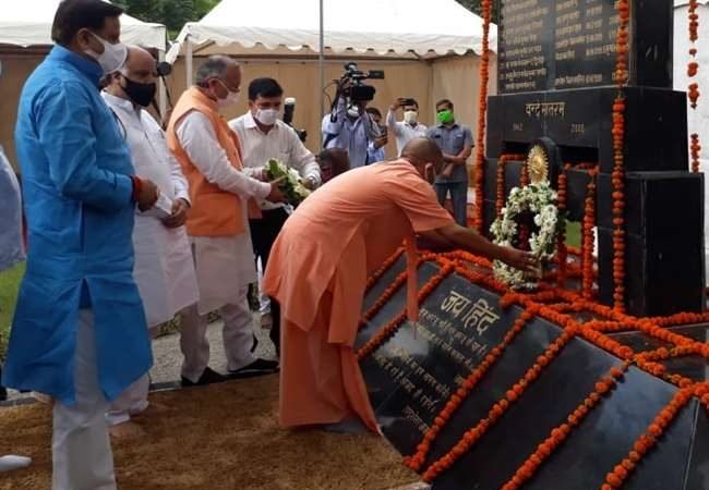 CM योगी आदित्यनाथ ने कारगिल के शहीदों को किया नमन, बोले- शहीदों के बलिदान के कारण हम सुरक्षित