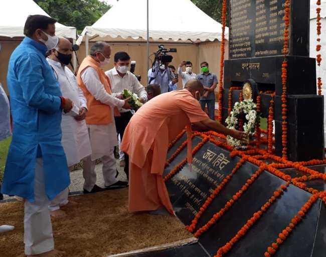 CM योगी आदित्यनाथ ने कारगिल के शहीदों को किया नमन, बोले- शहीदों के बलिदान के कारण हम सुरक्षित