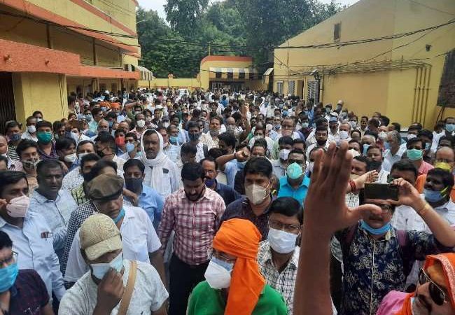 स्‍वास्‍थ्‍य व एंबुलेंस कर्मियों की हड़ताल ने तोड़ी चिकित्‍सा व्‍यवस्‍था की रीढ़, कर्मचारियों ने किया स्वास्थ्य महानिदेशालय का घेराव