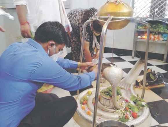 श्रद्धालुओं ने शिवालयों में जाकर किया जलाभिषेक