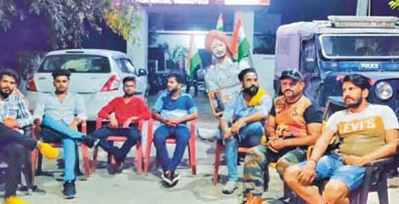 हिंदू महासभा के कार्यकर्ताओं ने ट्रक का पीछा कर चालक को कराया गिरफ्तार