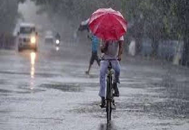Weather Updates: दिल्ली के कई इलाकों में बारिश शुरू, हिमाचल- उत्तराखंड सहित इन राज्यों के लिए अलर्ट जारी