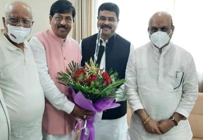 कर्नाटक: सीएम पद की शपथ लेने से पहले बसवराज बोम्मई ने की धर्मेंद्र प्रधान और येदियुरप्पा से मुलाकात, आगे की रणनीति पर भी बोले