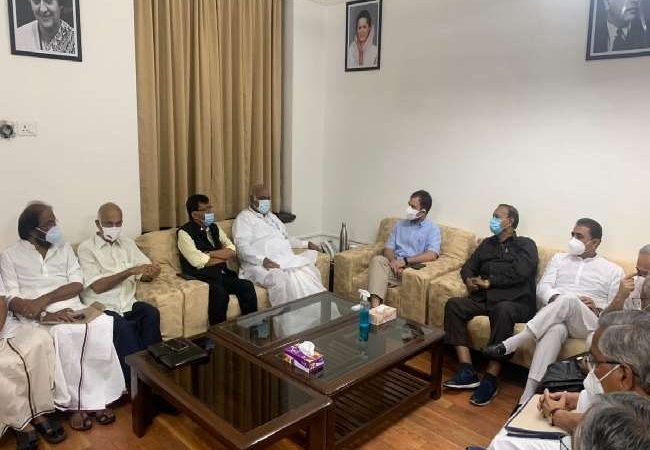 Monsoon Session Updates: पेगासस पर आज भी संसद सत्र के बाधित रहने के आसार, कई मुद्दों पर विपक्षी दलों के नेताओं ने की बैठक