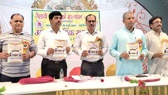 स्थापना दिवस पर विशेष सहयोग देने वाले पेंशनर्स को किया सम्मानित