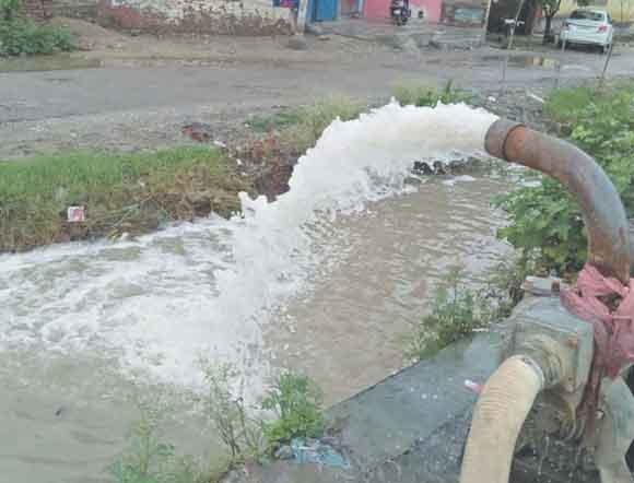 निगम ने एक दर्जन पम्प व मशीनों से की जल निकासी
