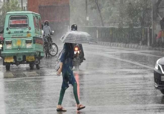 Weather Forecast: दिल्ली-यूपी समेत उत्तर भारत के कई राज्यों में बारिश का अलर्ट, जानें आगे कैसा रहेगा मौसम