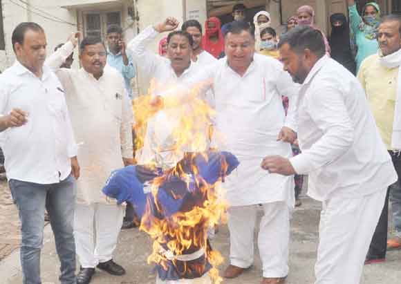 कांग्रेसजनों ने फूंका का मुख्य अभियंता का पुतला