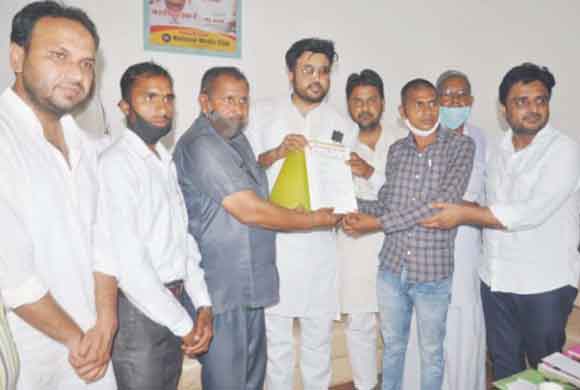 आरक्षण बचाओ संघर्ष समिति ने सांसद को सौंपा ज्ञापन