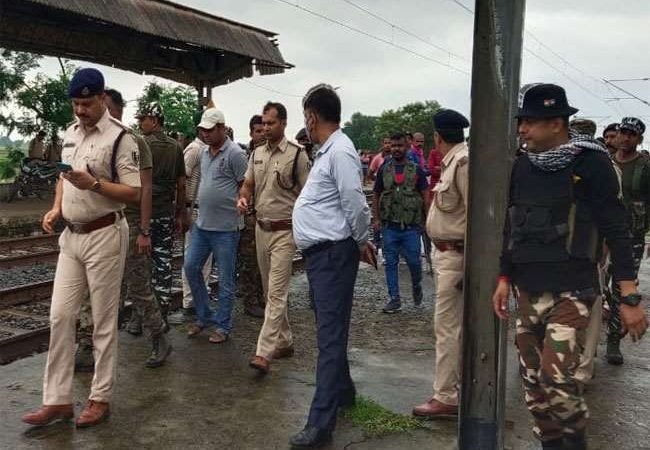 बिहार के जमुई में चौरा स्टेशन पर नक्‍सली हमला, पटना-हावड़ा रेलमार्ग पर ट्रेनों का परिचालन घंटों रोका