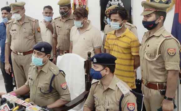 पुलिस ने दबोचे दो शातिर लुटेरे, मोबाइल व गाड़ी बरामद