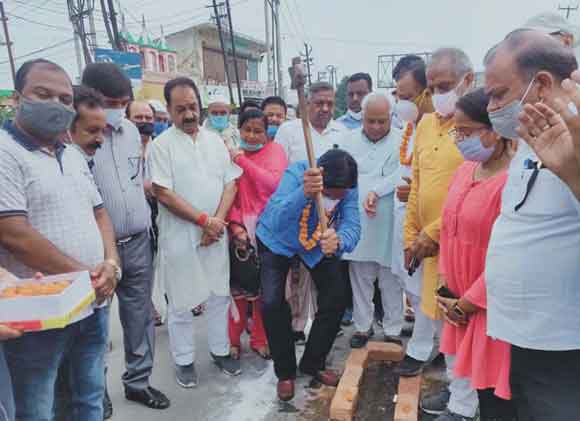 पौने दो करोड़ से बनेंगे डिवाइडर व सडक़ पटरी