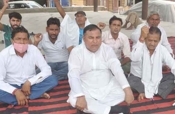 पंचायत राज विभाग में भ्रष्टाचार के खिलाफ ग्राम प्रधानों ने किया प्रदर्शन