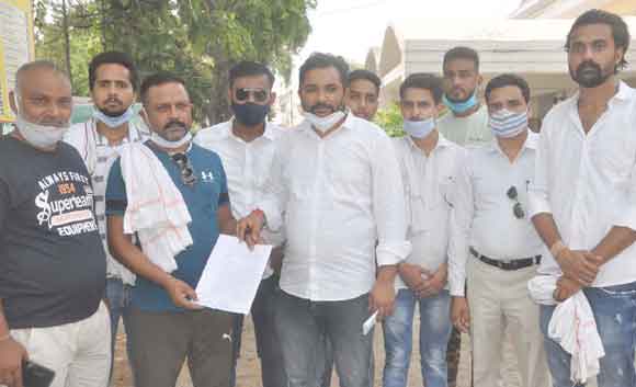 मृतकाश्रित को नौकरी व मुआवजा दिलाने की मांग