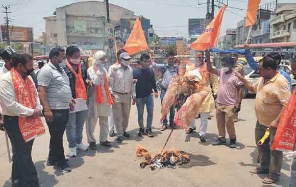 शिवसेना कार्यकर्ताओं ने फूंका महबूबा मुफ्ती का पुतला