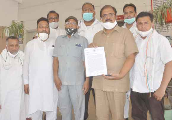 क्षतिग्रस्त सडक़ों के निर्माण की मांग को लेकर सपाइयों ने सौंपा ज्ञापन