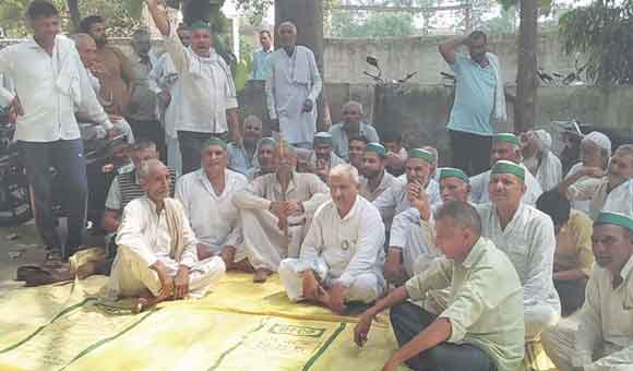 मिल प्रबंधन पर वायदाखिलाफ लगाते हुए किसानों ने किया हंगामा