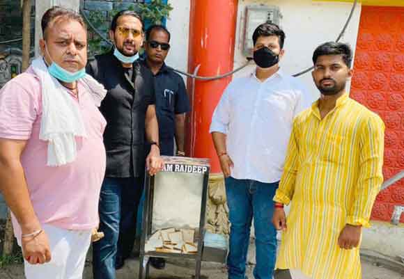 टीम राजदीप ने कुत्तों के भोजन के लिए शहर में डॉग्स एटीएम