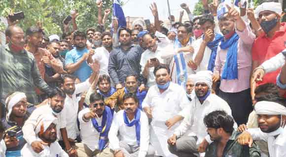 आजाद समाज पार्टी के कार्यकर्ताओं ने किया जिला मुख्यालय पर प्रदर्शन