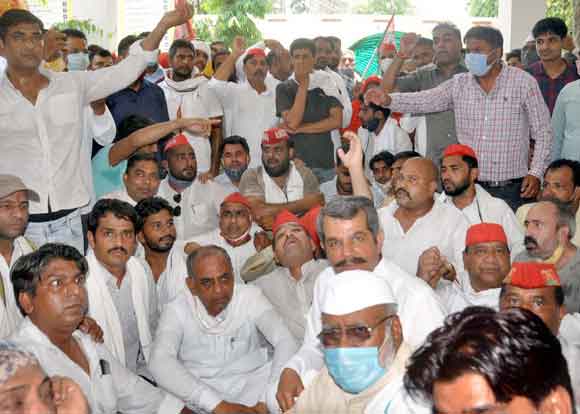 ब्लाक प्रमुख चुनाव में धांधली के खिलाफ सडक़ों पर उतरे सपाई, निकाला जुलूस