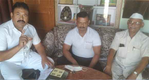 सपा सरकार के पूर्व मंत्री ने लाठी चार्ज में घायल हुये सपाइयों को जाना हाल