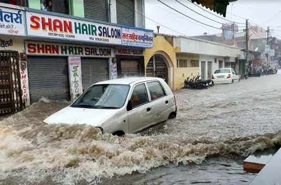 बुधवार को हुई बारिश से सडके हुई जलमग्न, लोगों के घरों में घुसा पानी